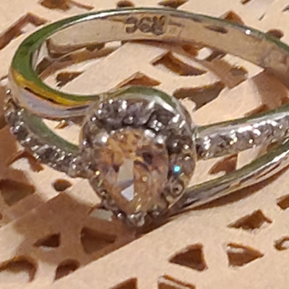 Size 10 ladies ring beautiful teardrop - Picture 1 of 14